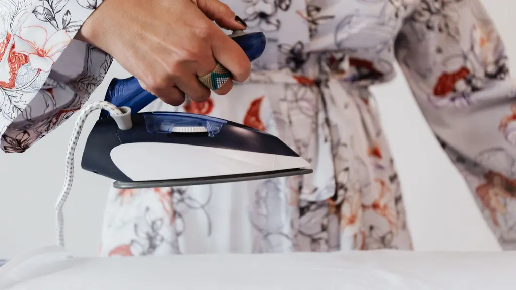 Steam Iron vs Garment Steamer: Which Fits Your Wardrobe?